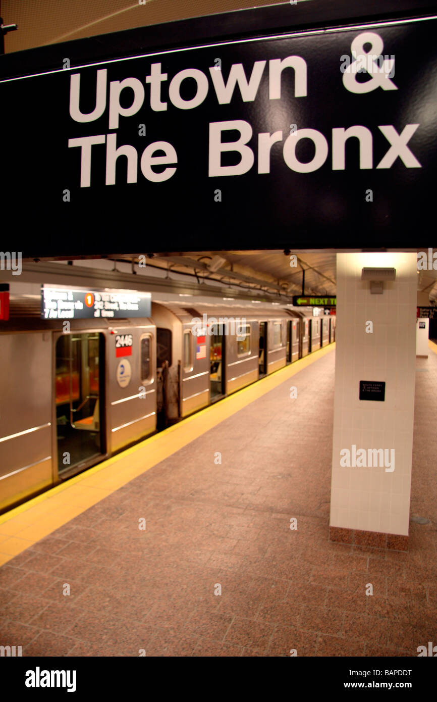 Ein Uptown & Bronx New Yorker U-Bahn Zug warten an einer Plattform in South Ferry U-Bahn-Station, New York. Stockfoto