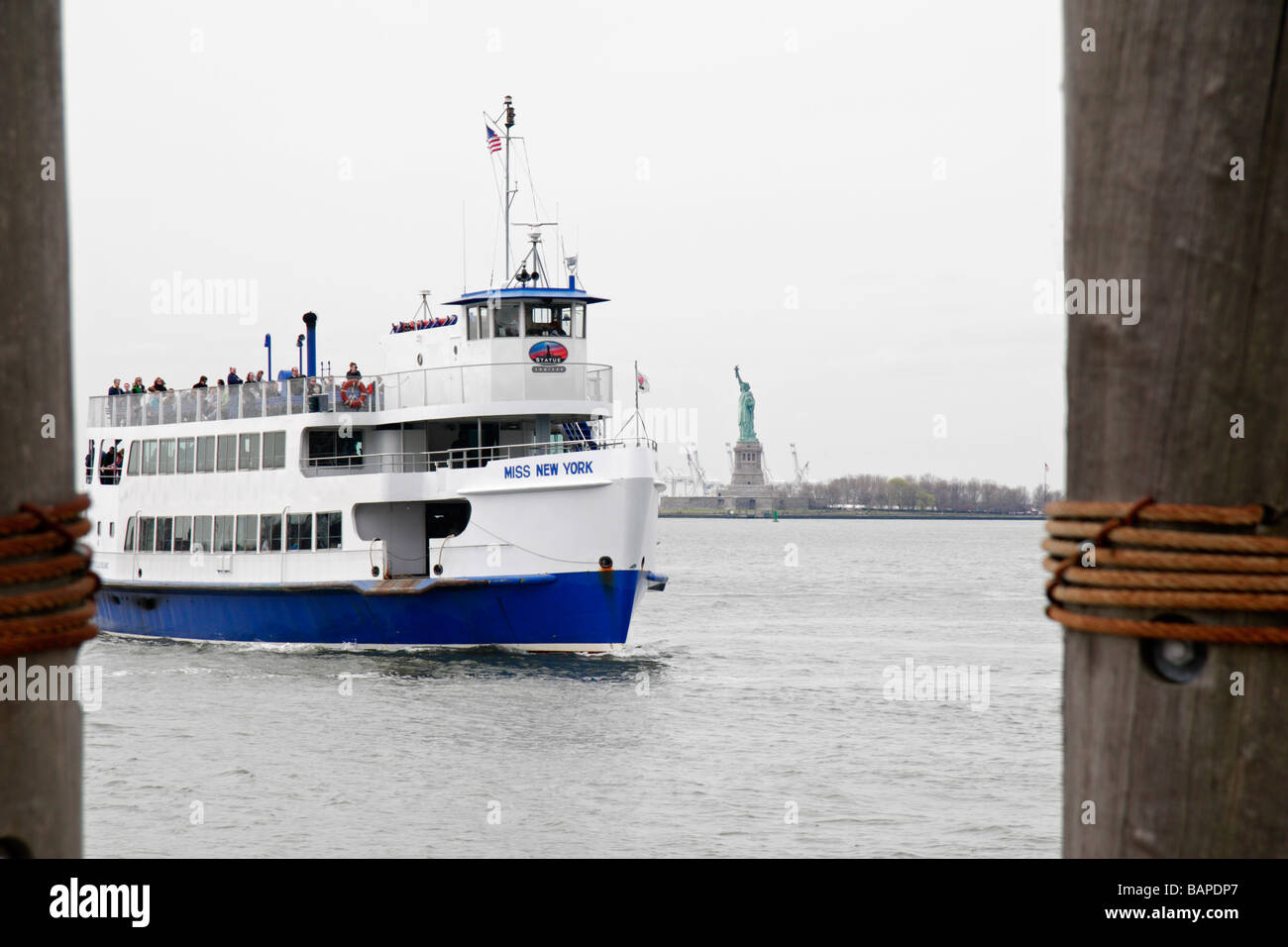 An einem bewölkten Tag bereitet "Miss New York", ein Liberty Island Ferry dock in Battery Park, New York. Stockfoto