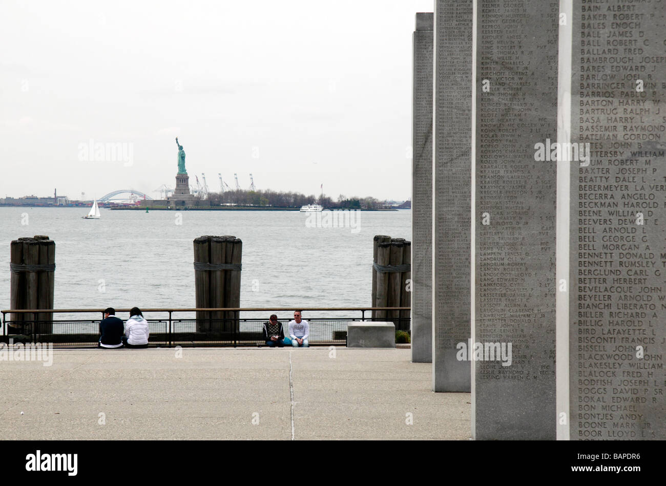 An einem bewölkten Tag vom Battery Park, an der Ostküste Gedenkstätte auf Liberty Island, New York anzeigen Stockfoto
