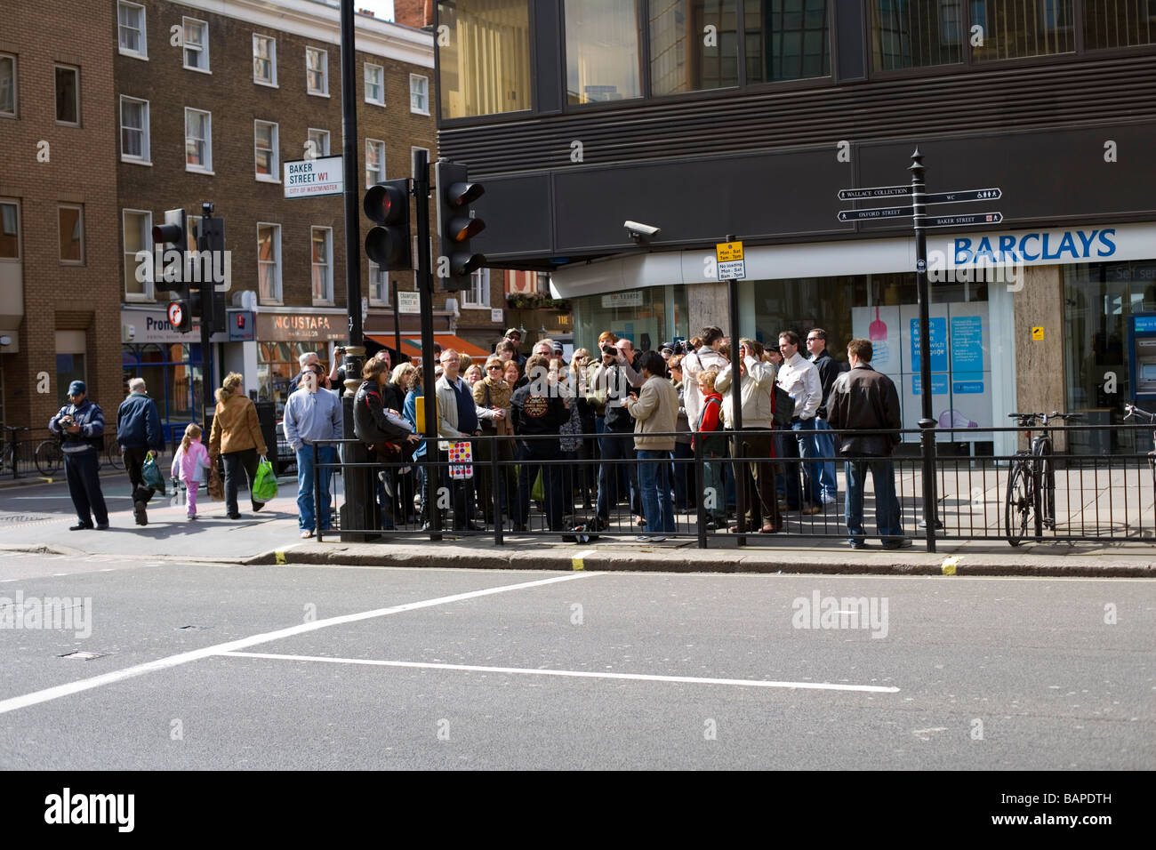 Reiseführer mit Gruppe von Touristen, Baker Street, London, England, UK, Europa Stockfoto