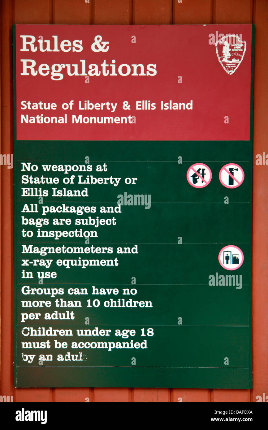 & Vorschriften Regeln beachten in Castle Clinton, Manhattan, NY, für das Statue of Liberty & Ellis Island National Monument Stockfoto
