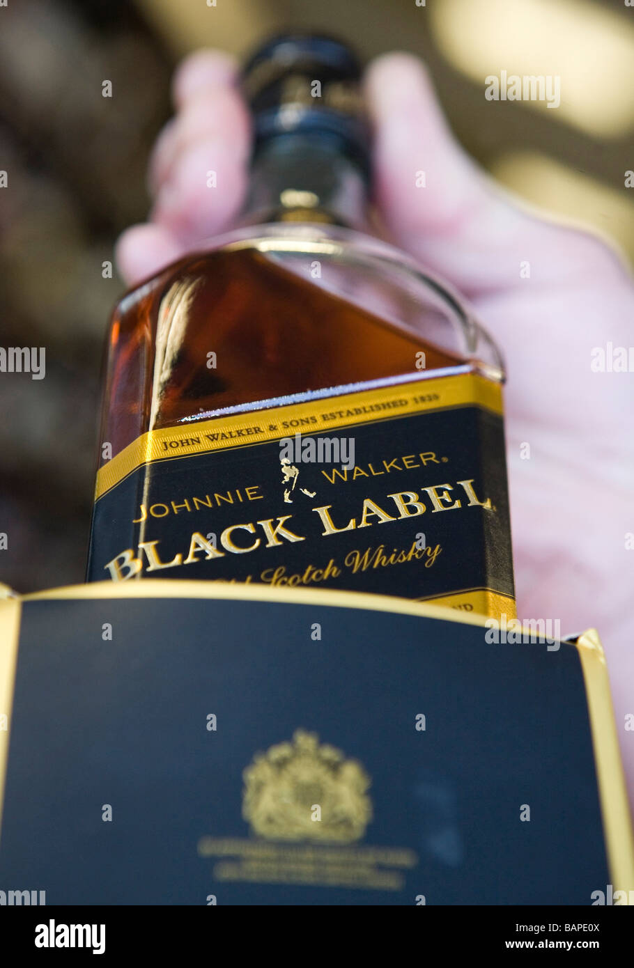 Eine Flasche Johnnie Walker Black Label Whisky wird aus der Box entfernt. Stockfoto