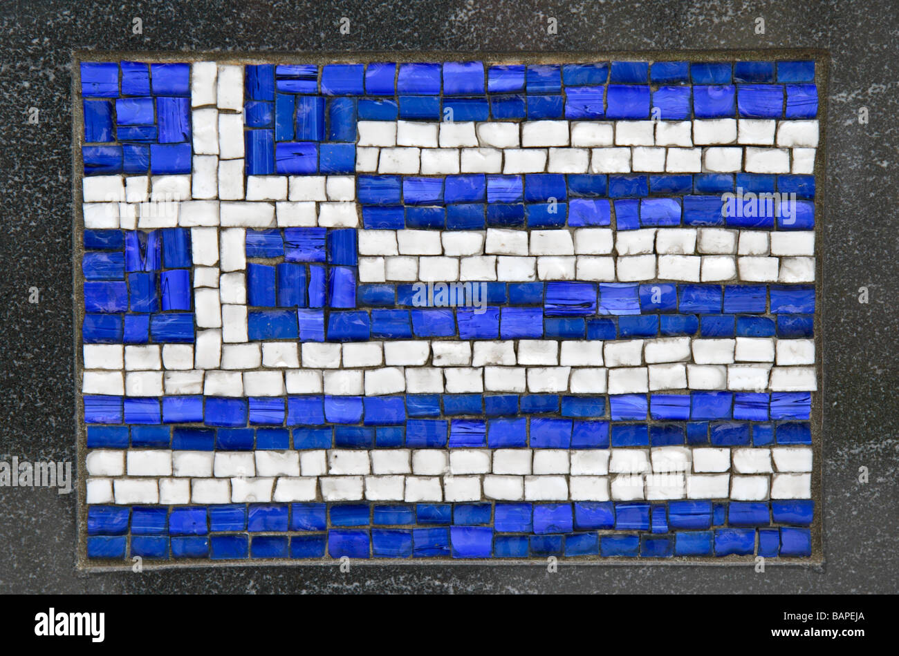 Ein Mosaik der griechischen Flagge unter "The Universal Soldier", das koreanische Veterans Memorial, Battery Park, New York, USA. Stockfoto