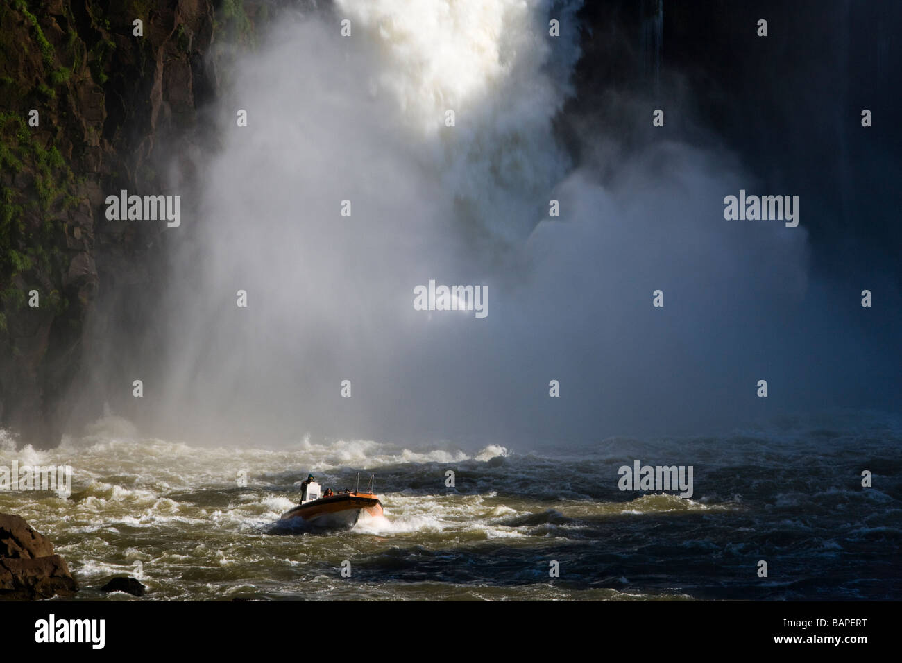 Spannendes Abenteuer touristische Aktivität Bootsfahrt Touristen in schweren Nebel von San Martin fällt in Iguazu Wasserfälle Argentinien UNESCO Weltkulturerbe Stockfoto