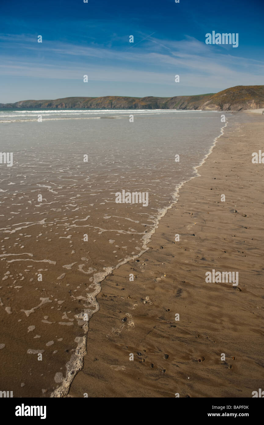 Wellen an der sandigen Küste Newgale Strand Pembrokeshire Coast National Park warmen Frühlings-Afternon Wales UK Stockfoto