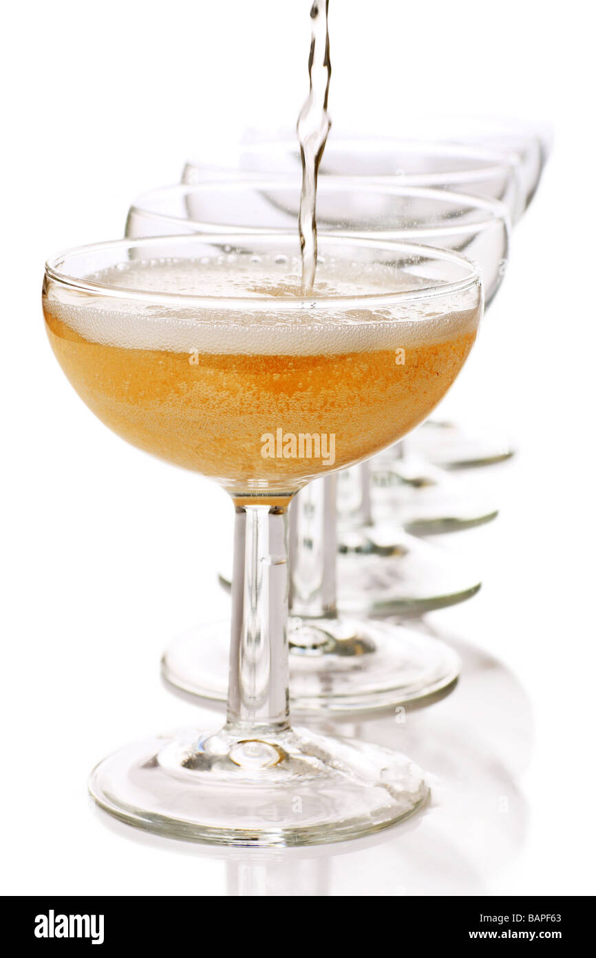 Champagner-Coupé Gläser in einer Reihe Stockfoto