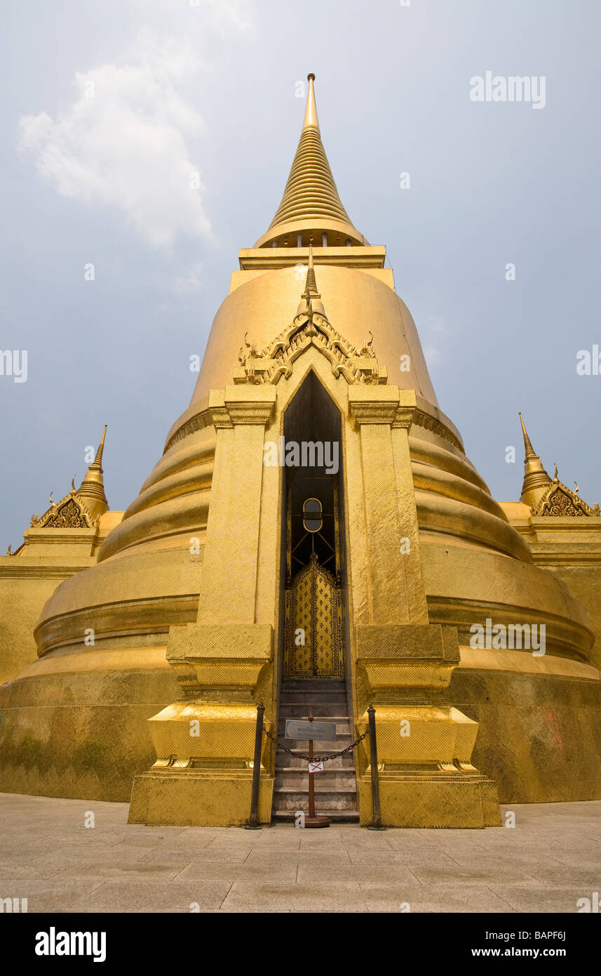 Phra Sri Rattana Chedi eine Stupa im Wat Phra Kaeo, Bangkok, Thailand Stockfoto