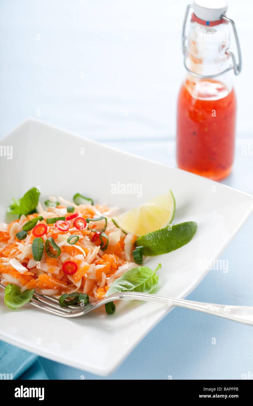 Vietnamesische Karottensalat mit Chili-Sauce und Kalk Stockfoto