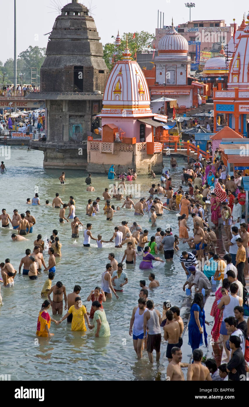 Pilger, Baden im Fluss Ganges. Har-Ki-Pairi Ghat. Haridwar. Uttarakhand. Indien Stockfoto
