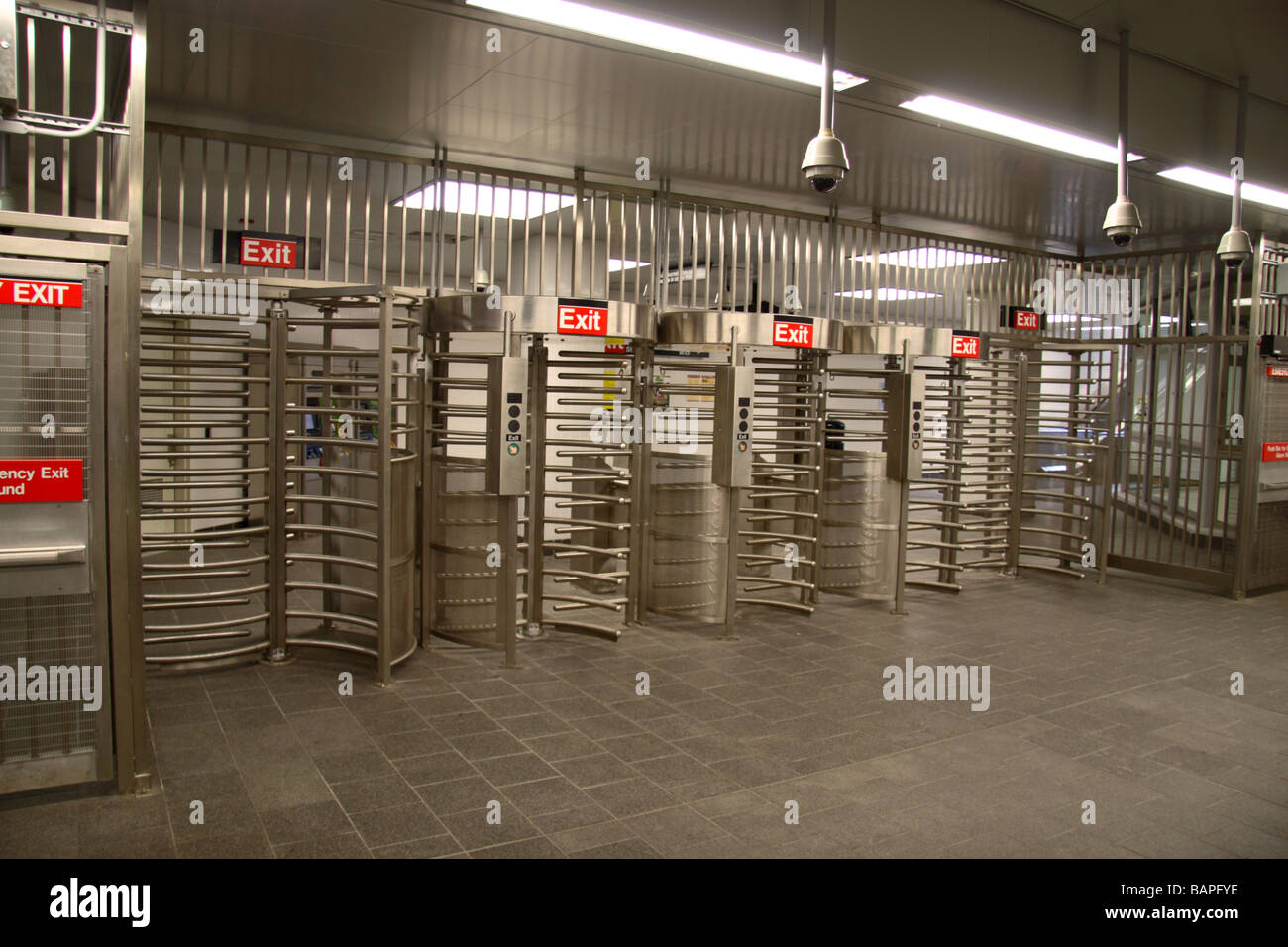 Die Ausfahrt Sicherheits-Barrieren in der South Ferry U-Bahn-Station, Manhatten, New York. ISO100 Stockfoto