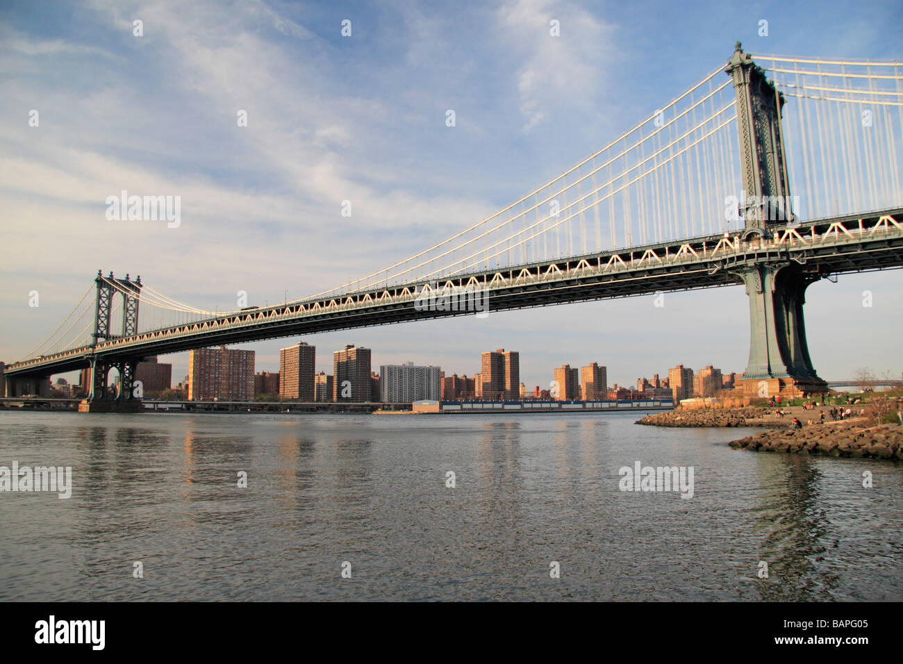 Ein Blick auf die Südseite der Manhattan Bridge, vom Rand des Empire Fulton Ferry Park, Dumbo, New York angesehen. Stockfoto