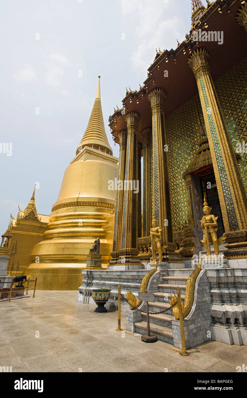 Die Bibliothek und Phra Si Rattana Chedi Phra Mondop. Wat Phra Kaeo, Bangkok, Thailand Stockfoto