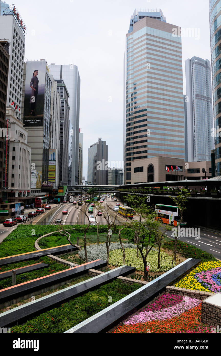 Bunte Straßenkreuzung am Connaught Road im Central District von Hong Kong Stockfoto