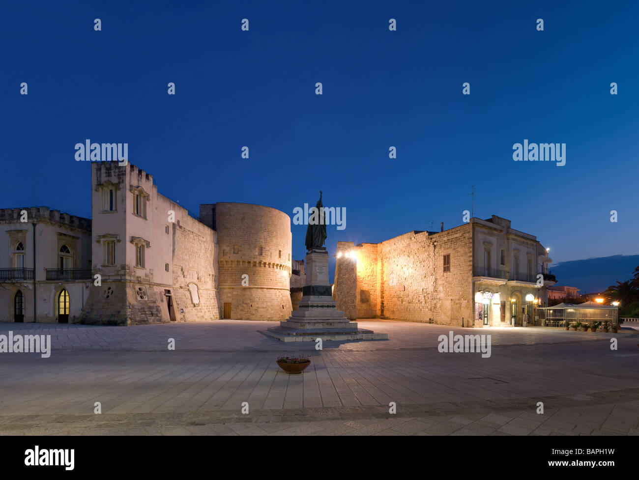 Platz mit dem Denkmal In Erinnerung an die Märtyrer Otranto Italien Stockfoto