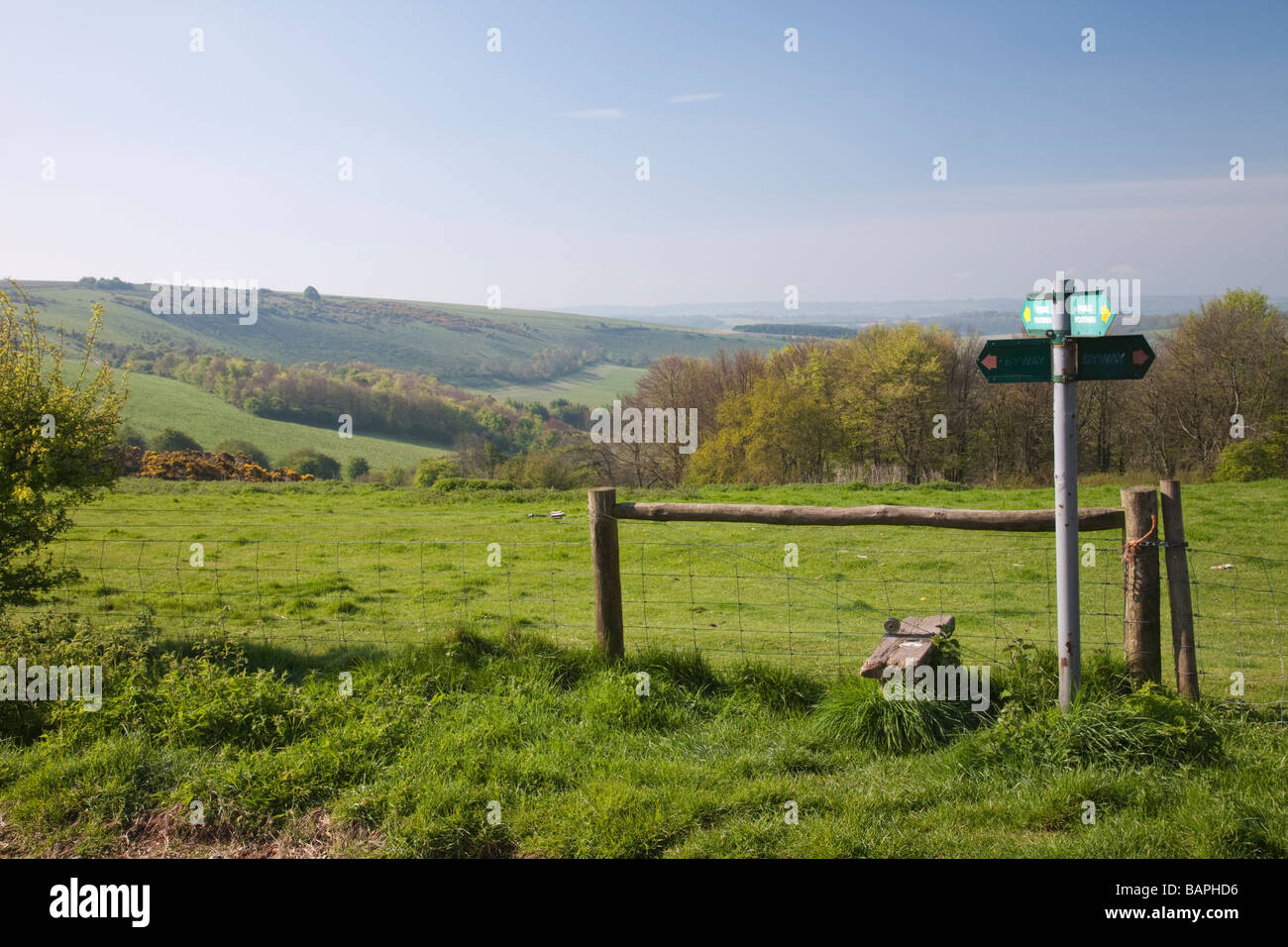 Wanderweg-Wegweiser Wanderer unterwegs zwischen Höhepunkte des Walbury Hill in Berkshire County und Pilot Hill in Hampshire Stockfoto