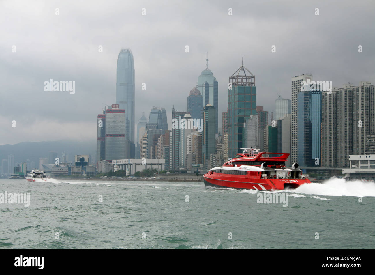 Macau Tragflächenboot mit Hong Kong Skyline April 2008 Stockfoto