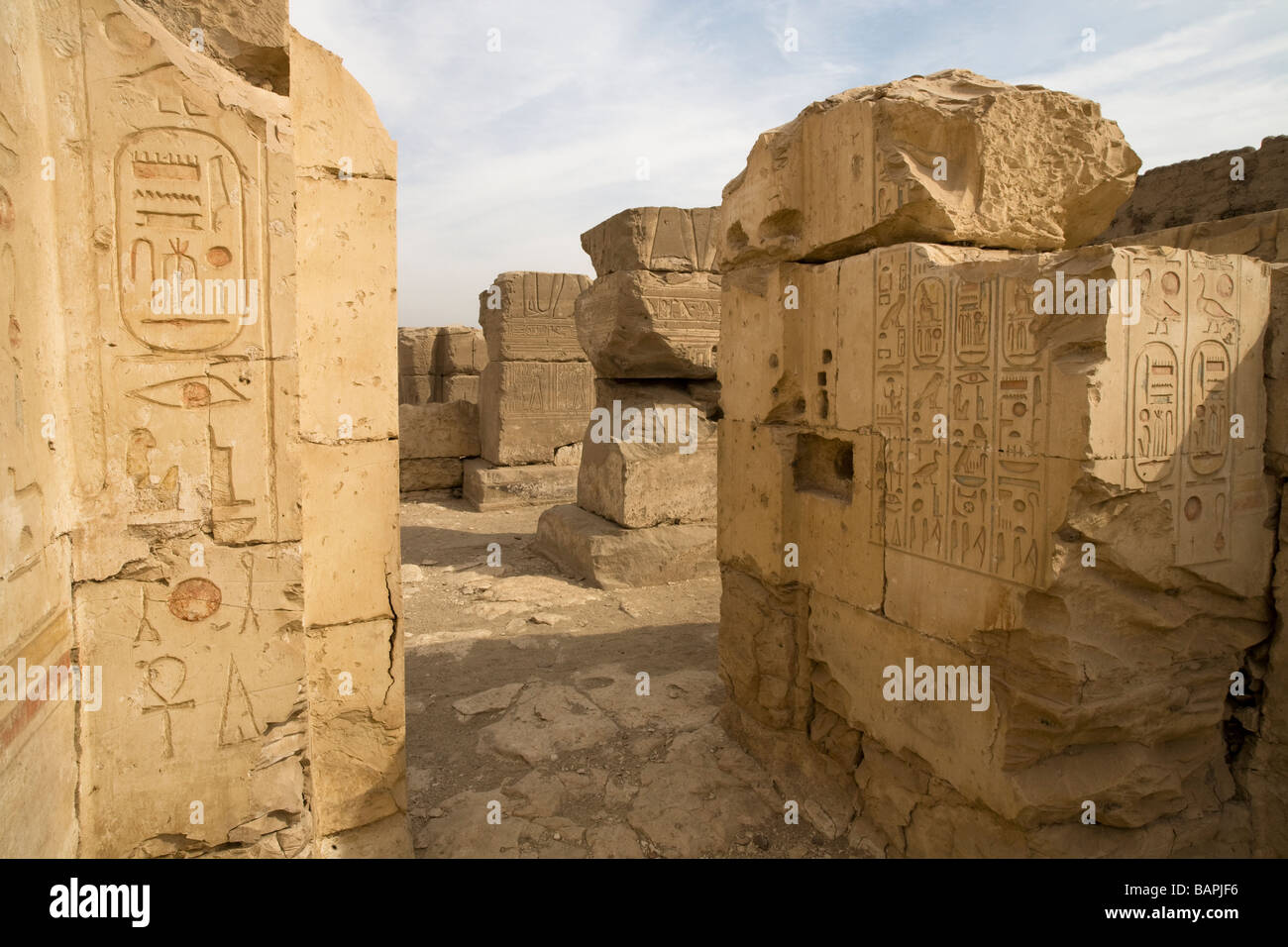 Pfeiler und Wand in das Gericht innerhalb der Tempel von Ramses II in Abydos, Niltal Stockfoto