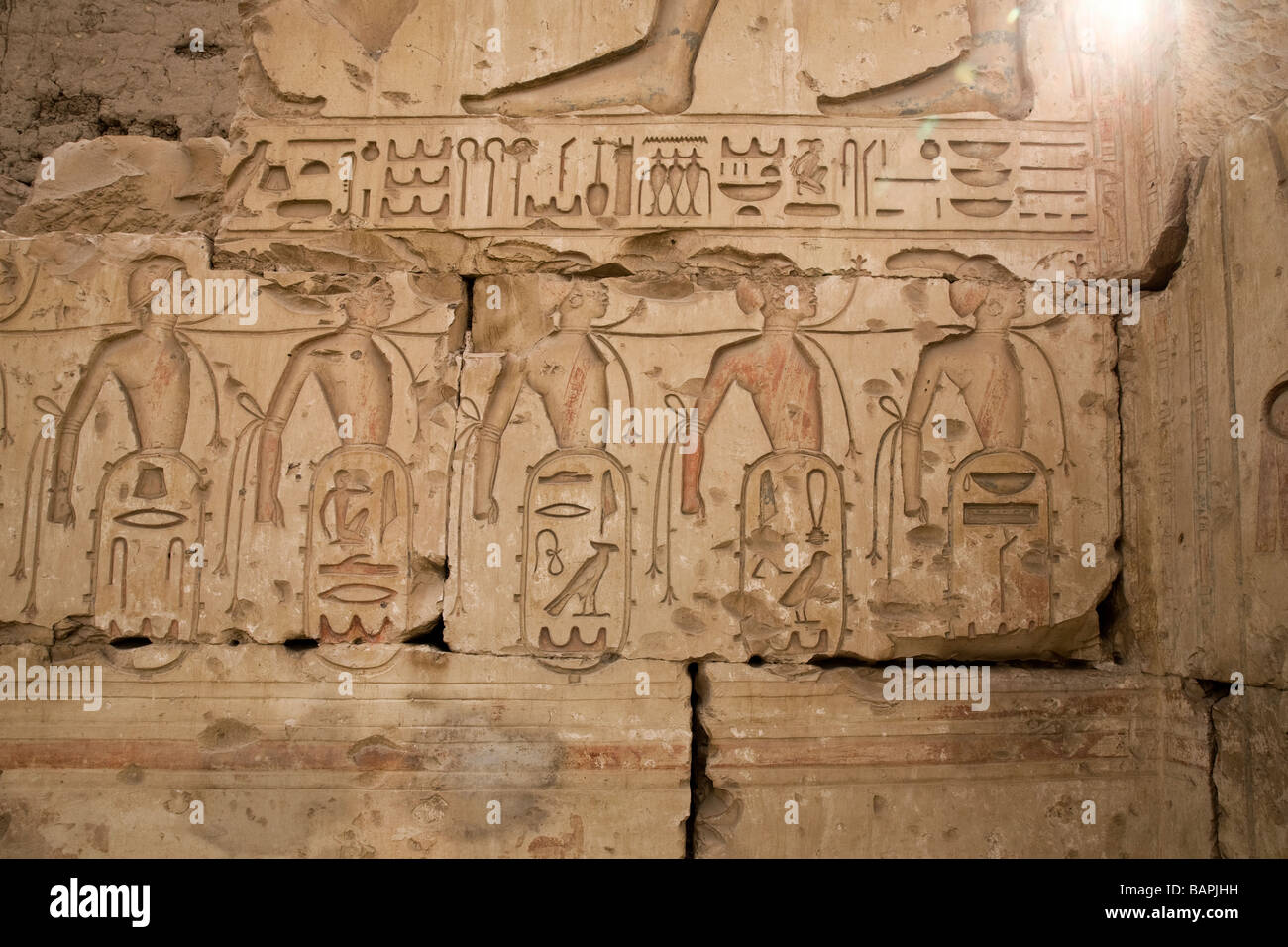 Bemalte Reliefs auf den inneren Wänden der Tempel von Ramses II in Abydos, Niltal Ägyptens Stockfoto