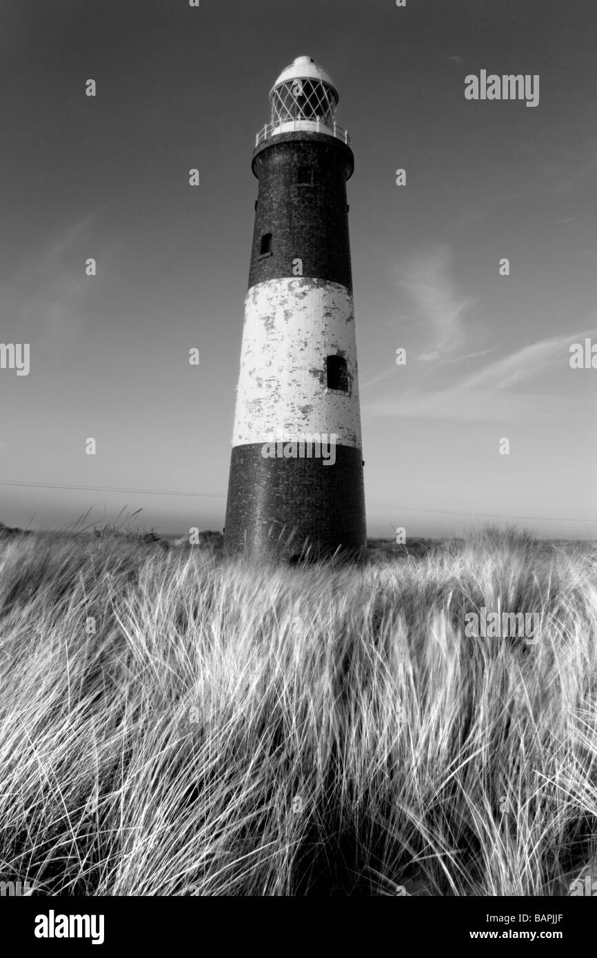 Ein Blick auf den alten Leuchtturm steht auf Spurn Point, ein Naturschutzgebiet von der Humber-Mündung und Nordsee, Humberside, Großbritannien Stockfoto