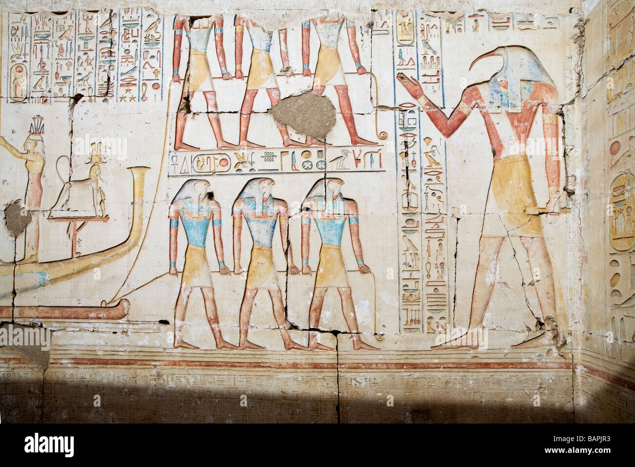 Bemalte Reliefs auf den inneren Wänden der Tempel von Ramses II in Abydos, Niltal Ägyptens Stockfoto