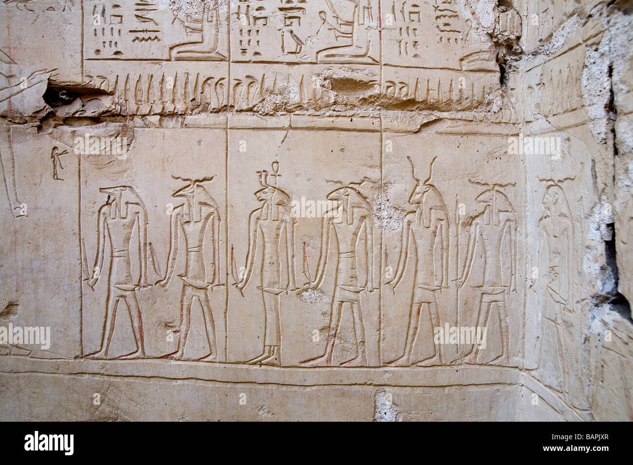 Bemalte Reliefs auf den inneren Wänden der Tempel von Ramses II in Abydos, Niltal Ägyptens Stockfoto