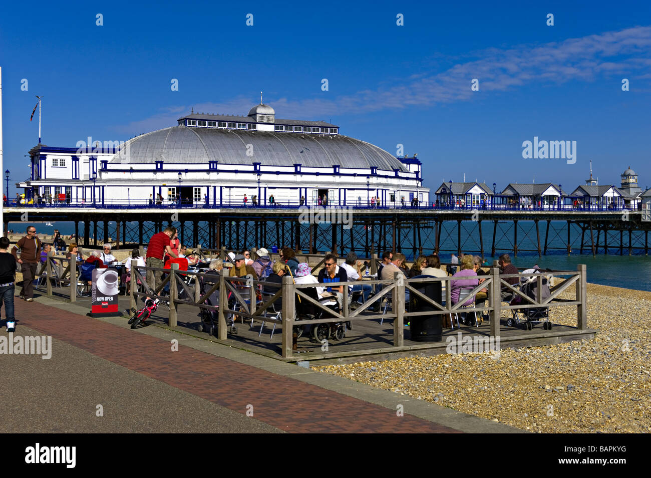 Eastbourne Vergnügen Pier von der Promenade entfernt. Stockfoto