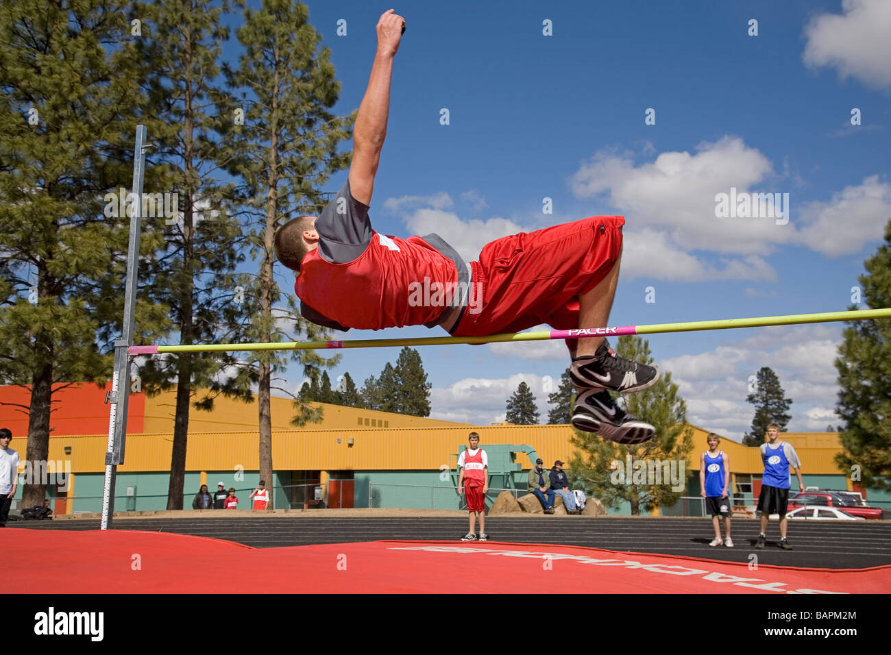 Eine Mittelschule jungen Hochsprung während einer Schule Leichtathletik Treffen auf dem Gebiet der örtlichen Realschule Stockfoto