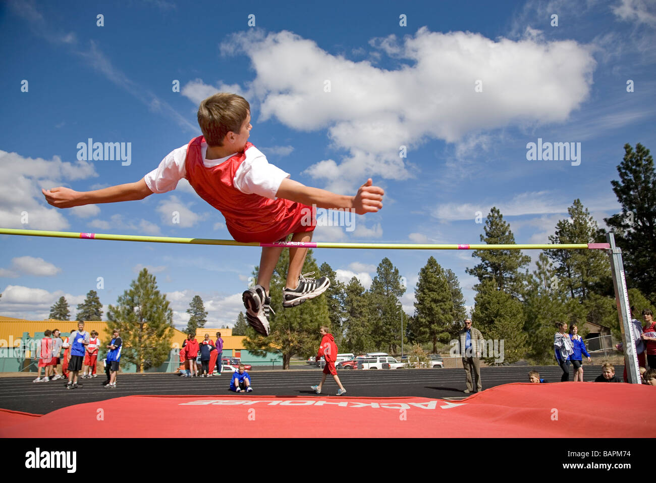 Knaben Mittelschule und Gymnasium Track Meet mit Jungs tun Hochsprung bei einem Leichtathletik Treffen in Bend, Oregon. Stockfoto