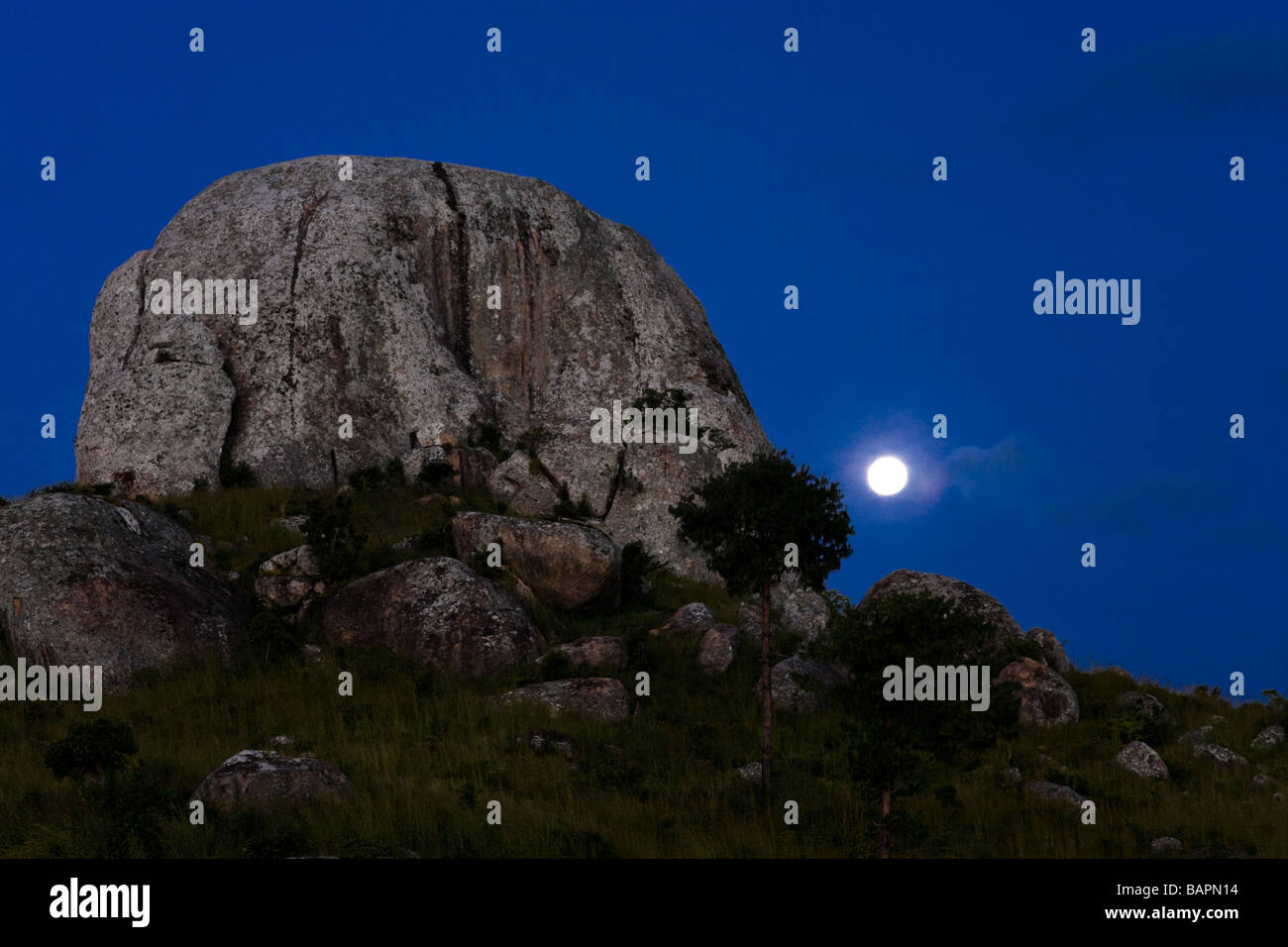 Mondaufgang über Felsformationen unter Dedza Berg - Flugfeld, Malawi, Afrika Stockfoto