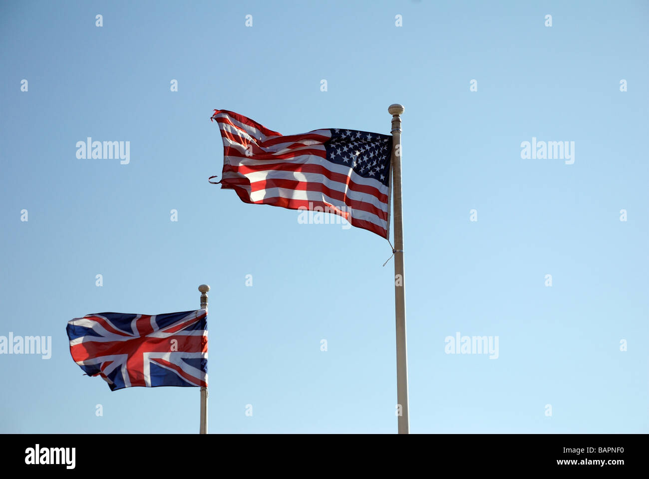 Amerikanische und britische Flaggen, Mayflower Steps, Barbican, Plymouth, UK Stockfoto