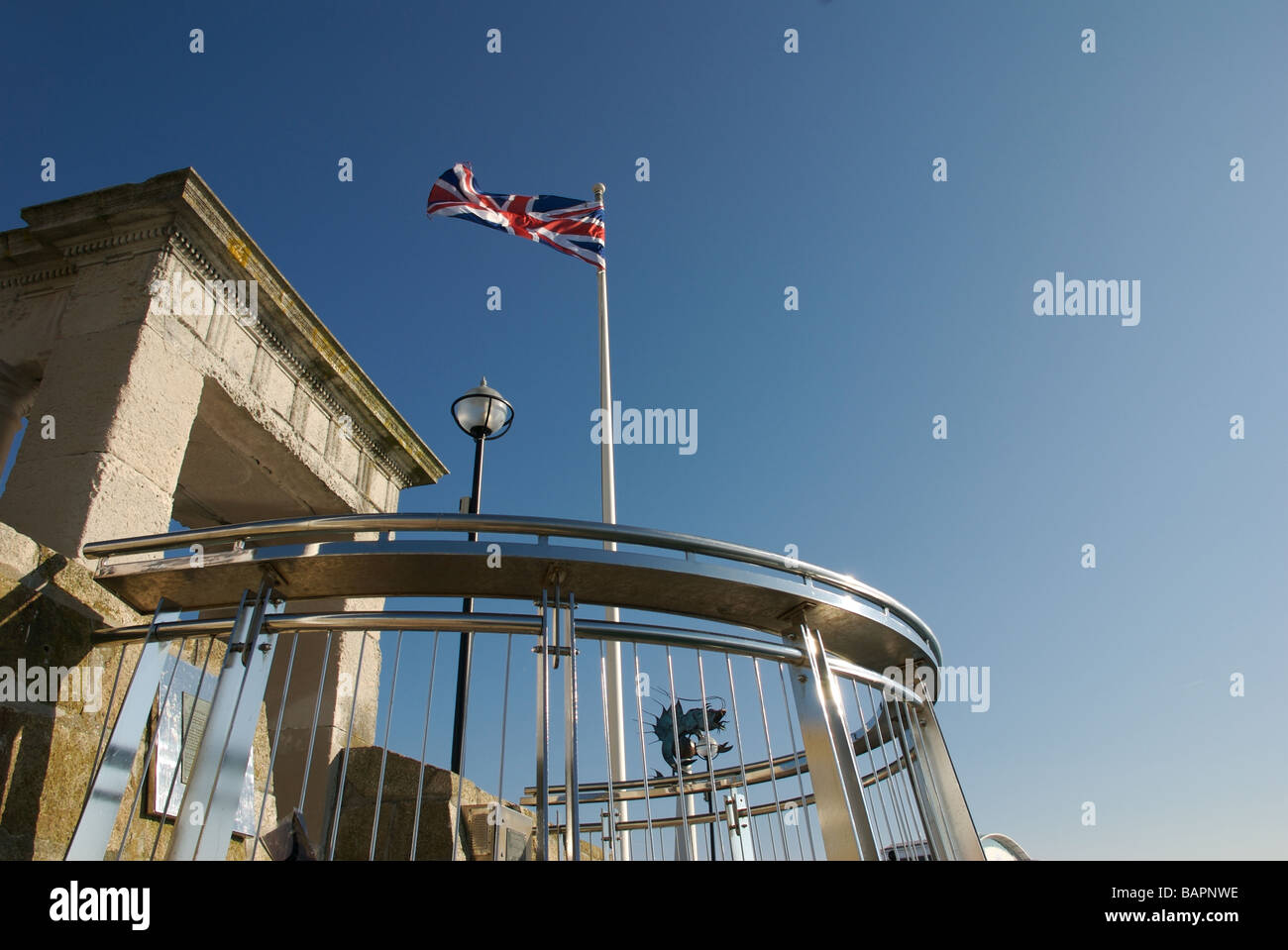 Mayflower Schritte und Union Jack Flagge, Barbican, Plymouth, Devon, UK Stockfoto