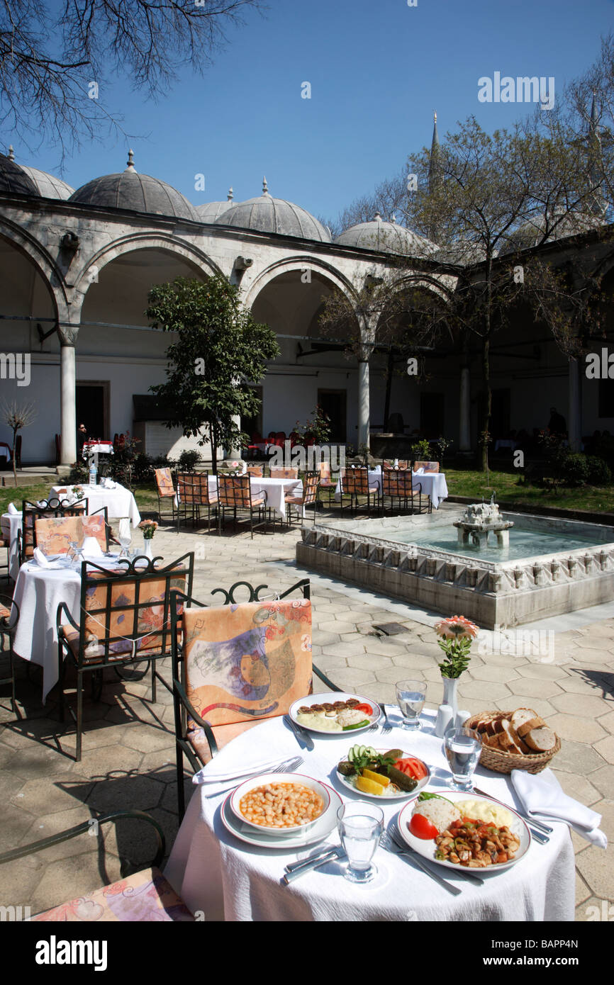 Türkische Küche gefüllte Rebe verlässt Gartenbohnen Bohnen gemischtem Gemüse und Knoblauch Brot im Daruzziyafe Restaurant Stockfoto