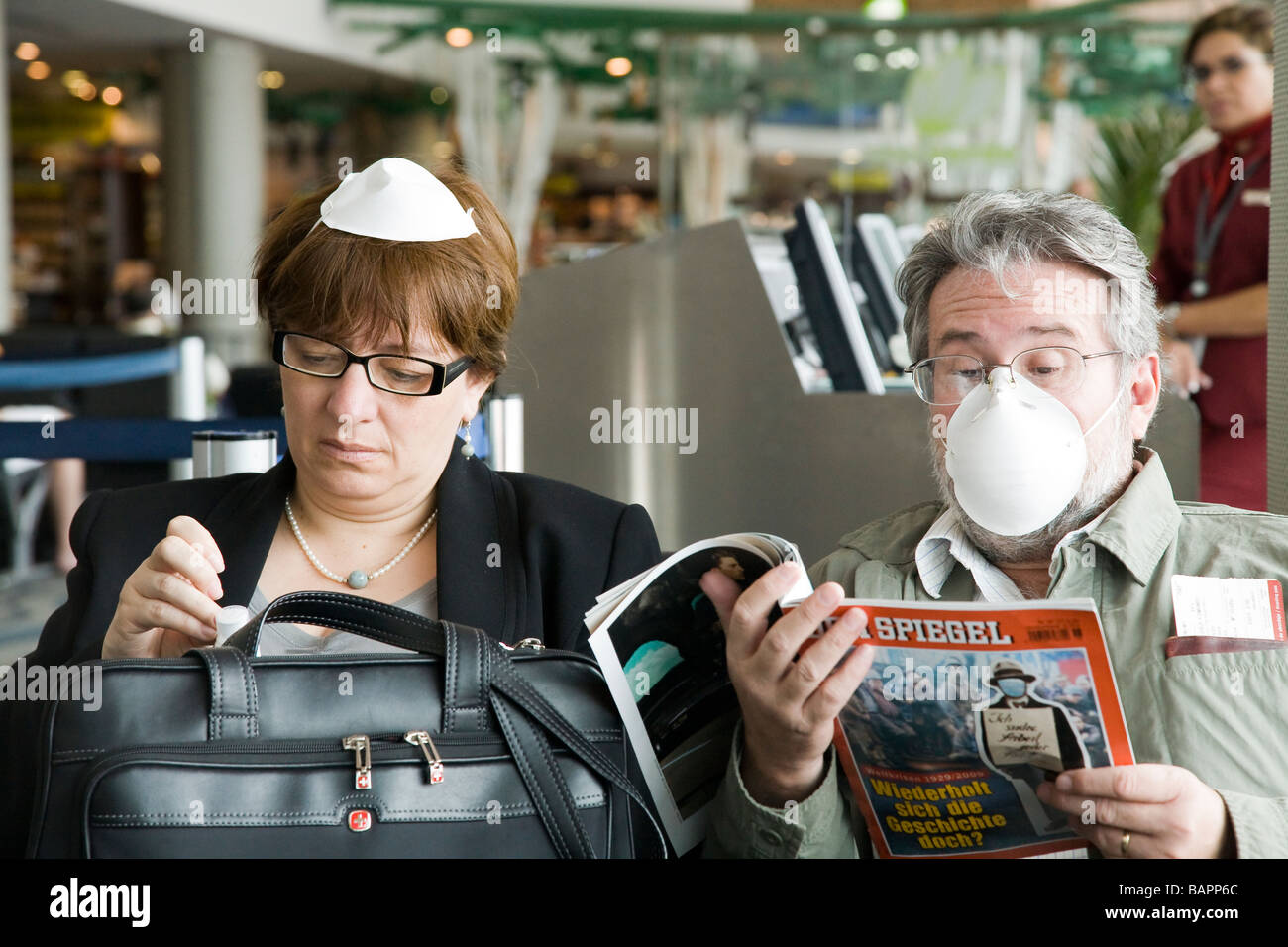 Menschen tragen Gesichtsmasken am Flughafen zu verhindern, dass die Ausbreitung der Schweinepest (Grippe) Stockfoto