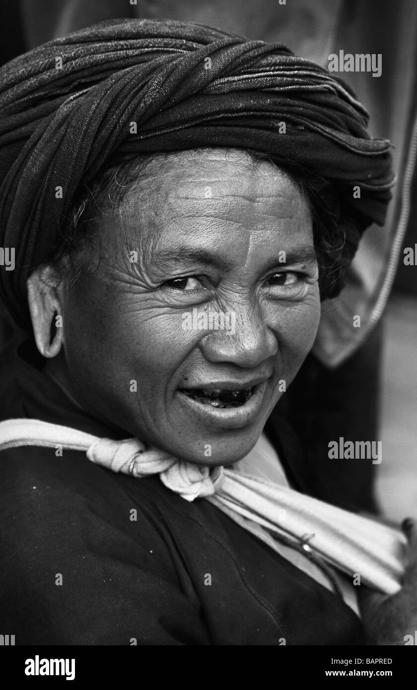 Eine ang Frau auf dem Dorfmarkt im Xiding, Xishuangbanna der Provinz Yunnan, Volksrepublik China. Stockfoto