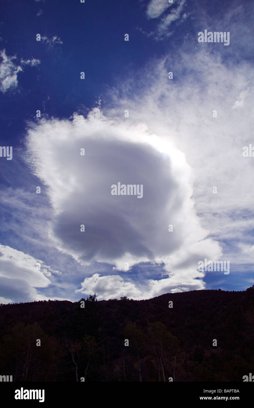 Dramatischer Himmel und Wolken über den Bergen von Colorado Stockfoto
