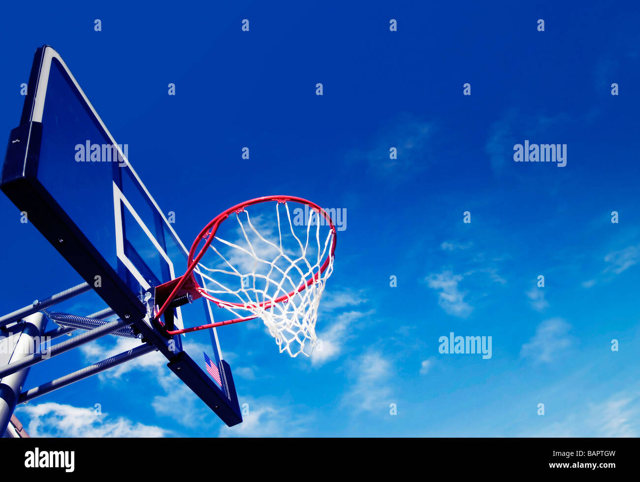 Outdoor-Foto von einem Basketballkorb net erschossen vor tiefblauem Himmelshintergrund Stockfoto