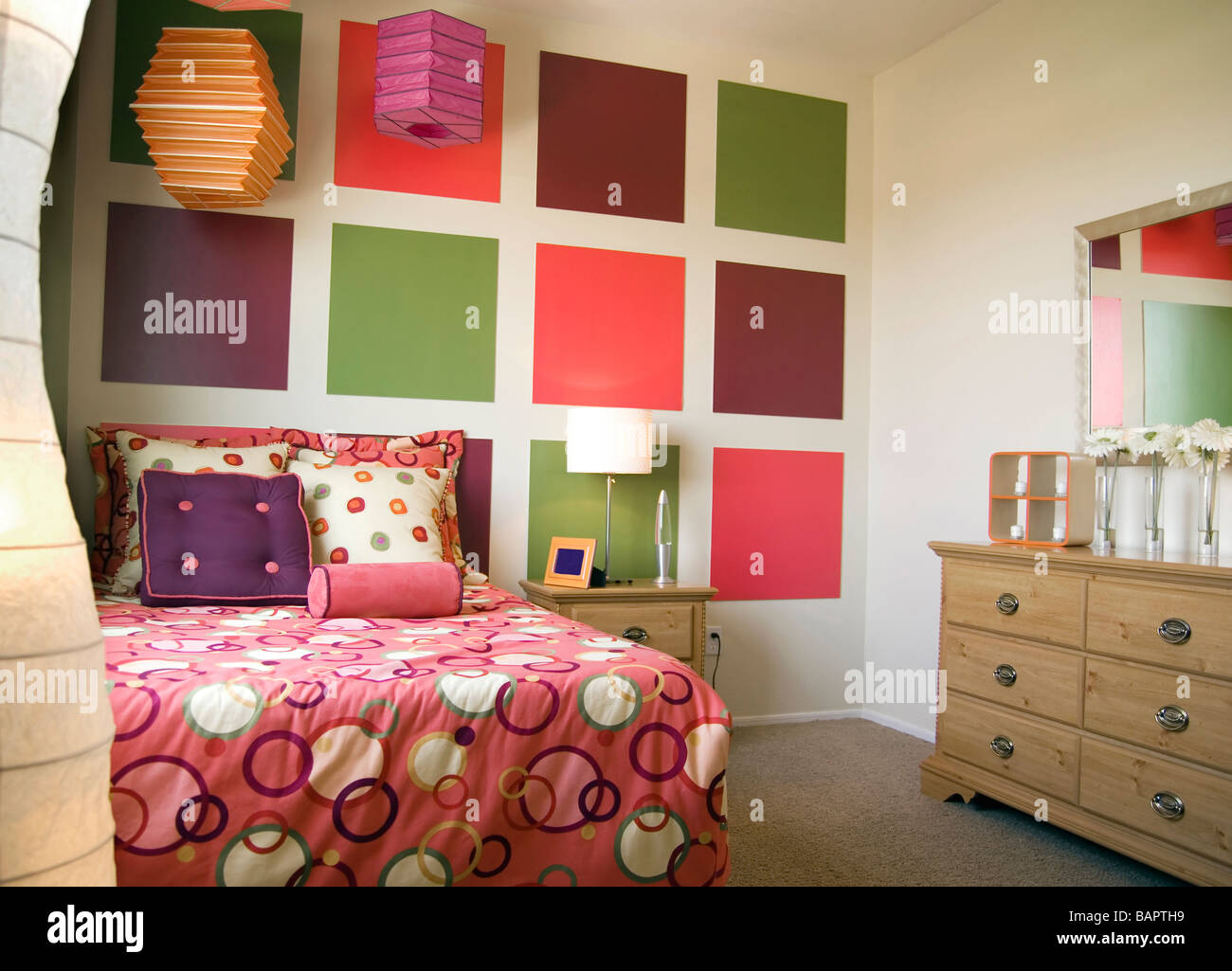 Junge Mädchen stilvoll Schlafzimmer im neuen Zuhause Stockfoto