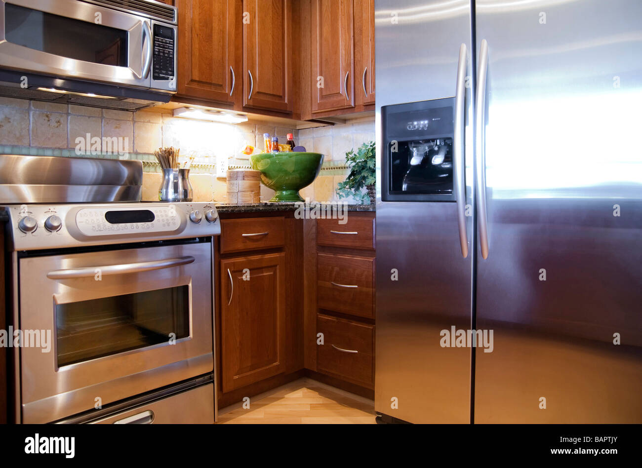 Helle moderne Küche mit Küchengeräten aus Edelstahl Stockfoto