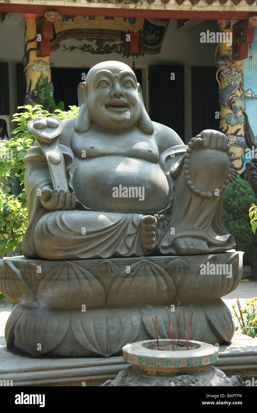 Eine Statue von einen happy-Buddha am historischen Ort Marble Mountain in Da Nang, Vietnam Stockfoto