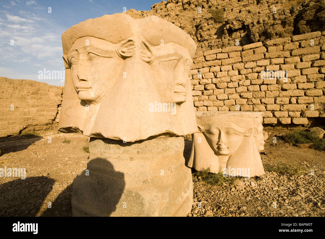 Defektes Teil der Hathor leitete Spalte in Dendera Tempel, Niltal, Ägypten, Nordafrika Stockfoto