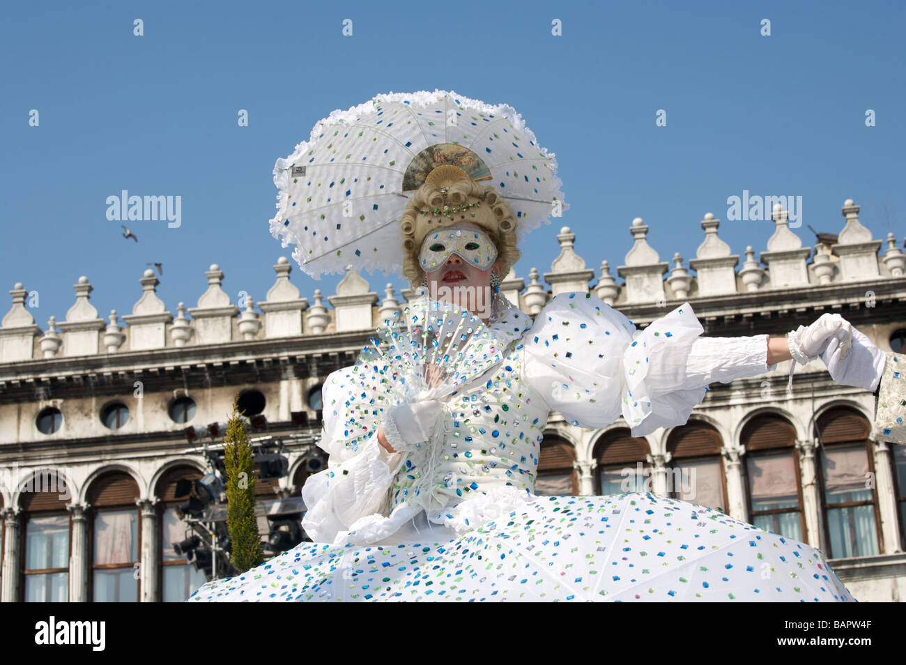 Venezianische Maske und kreative Kostüm beim Karneval in Venedig-Italien Stockfoto