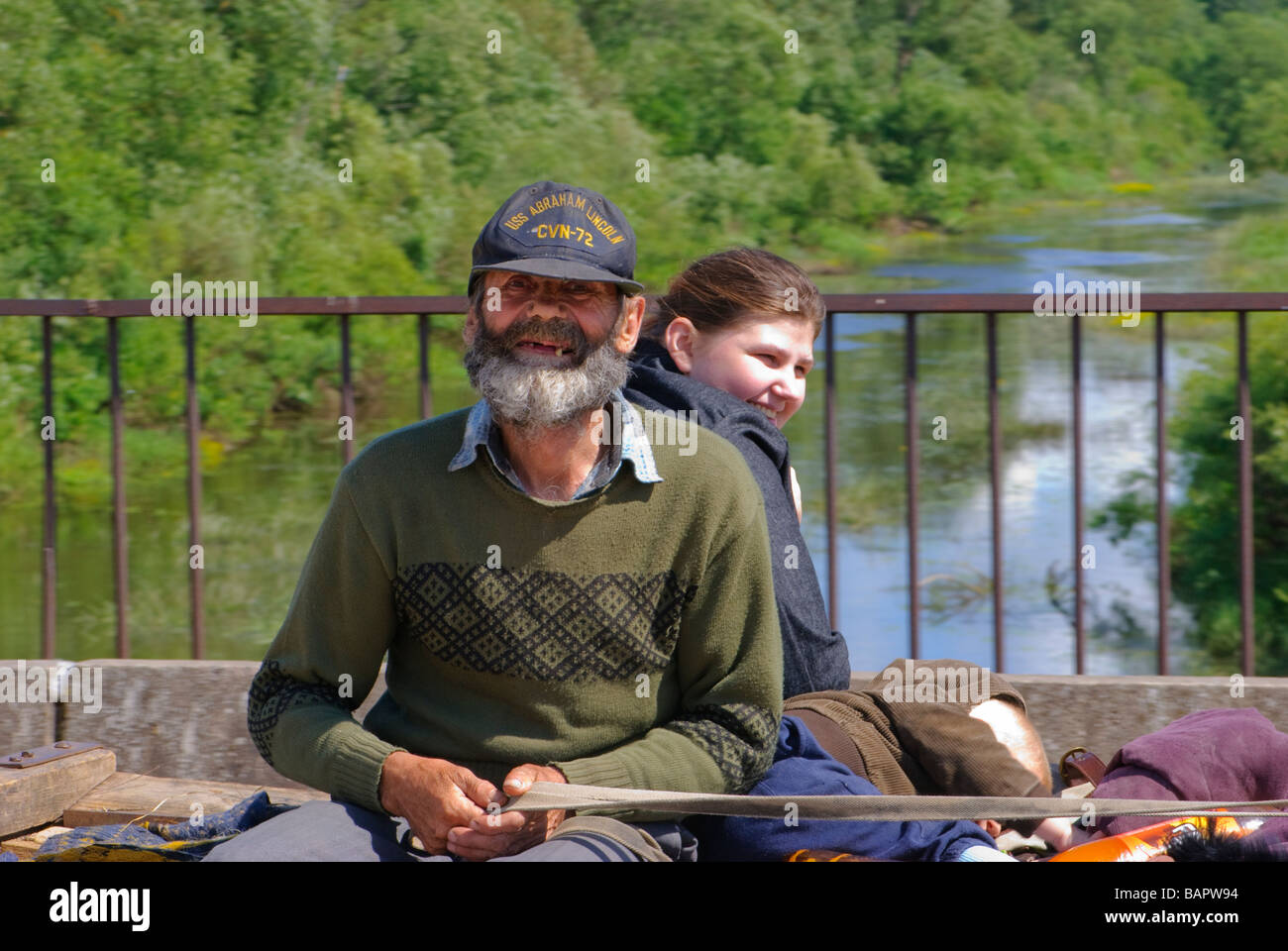 Armen Familie sitzen in Wagen in lettische Landschaft Stockfoto