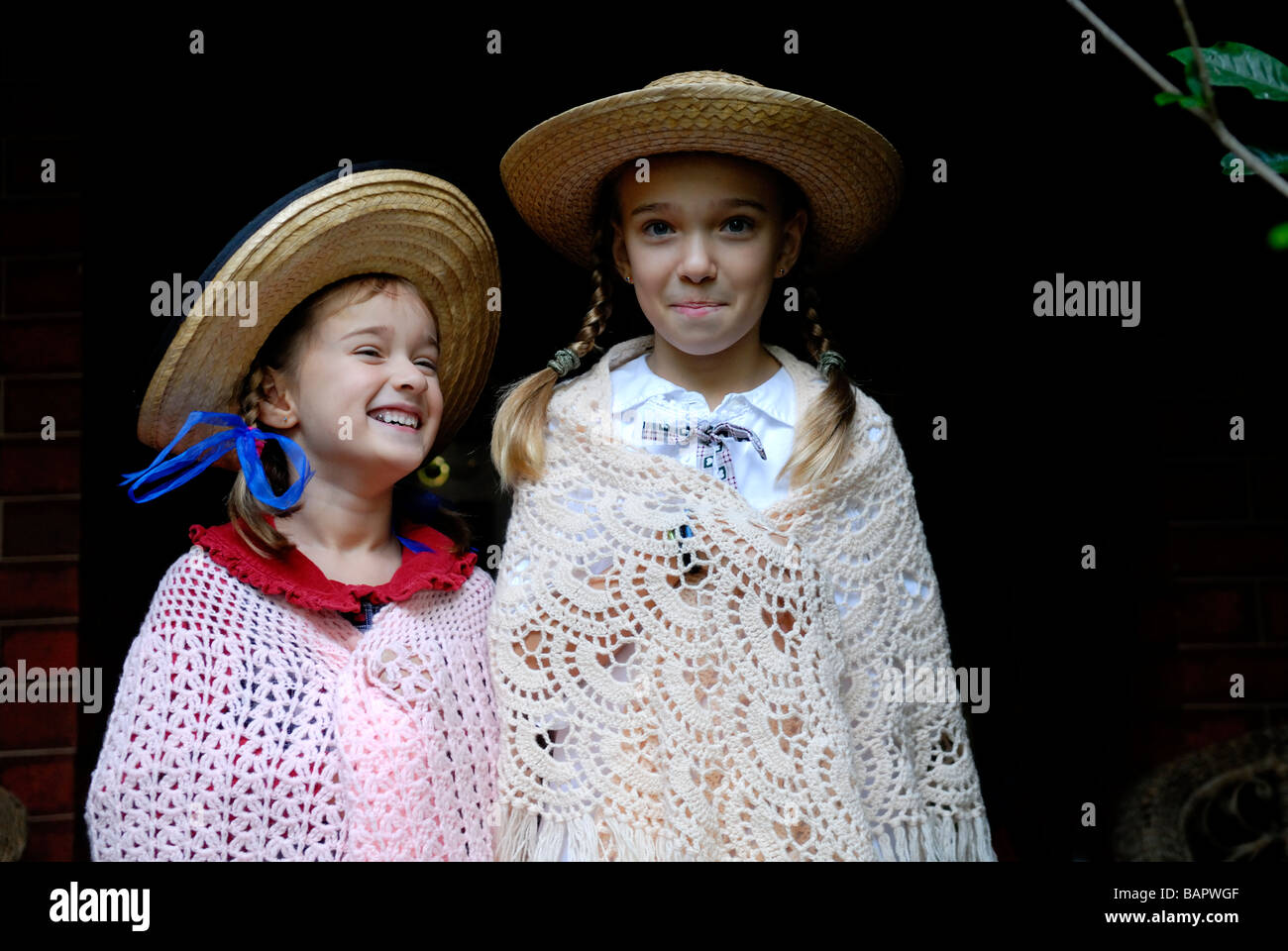 Schwestern (6 Jahre alt, 10 Jahre alt) im Zeitraum Kleid zum 175-jährigen Jubiläum der Guildford-Grundschule, Western Australia Stockfoto
