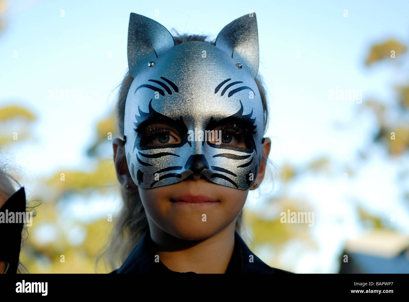 10 Jahre altes Mädchen mit Katzenmaske Stockfoto