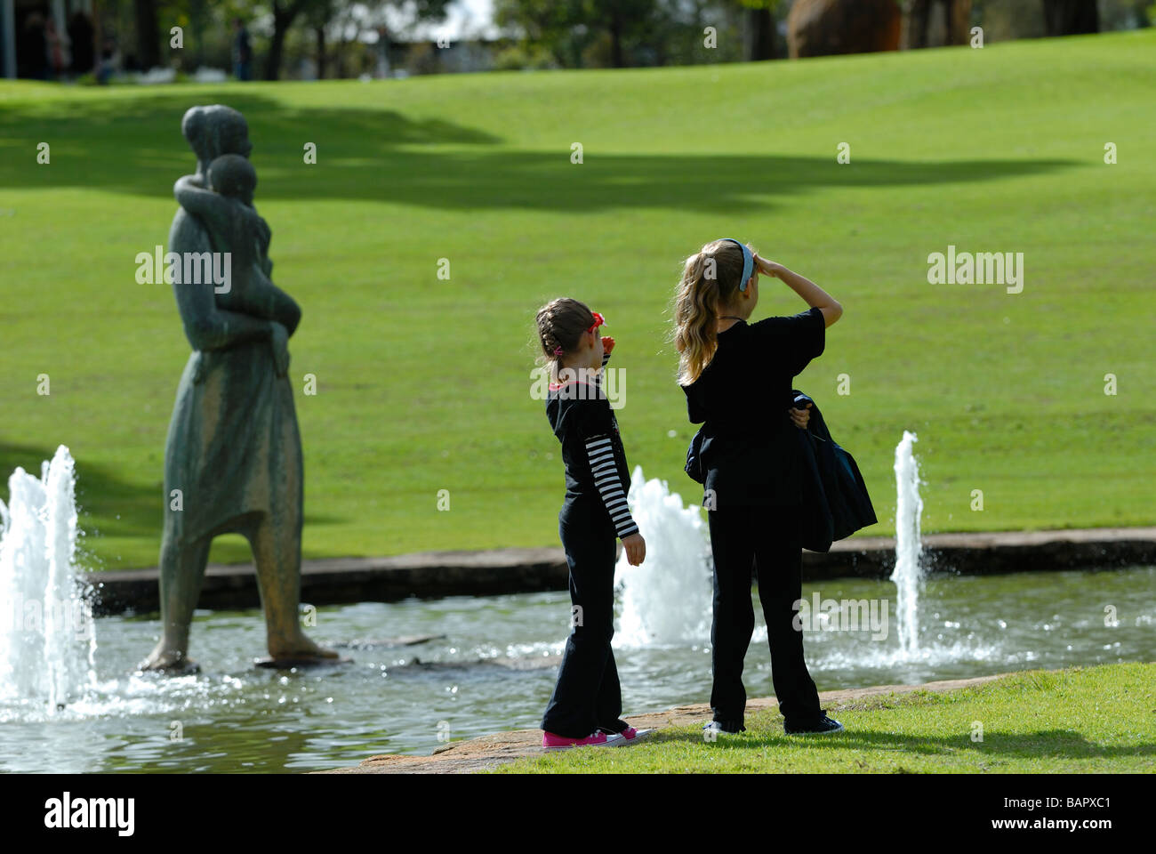 Zwei Schwestern neben Pioneer Women es Memorial Brunnen, Kings Park, Perth, Western Australia, Australien Stockfoto