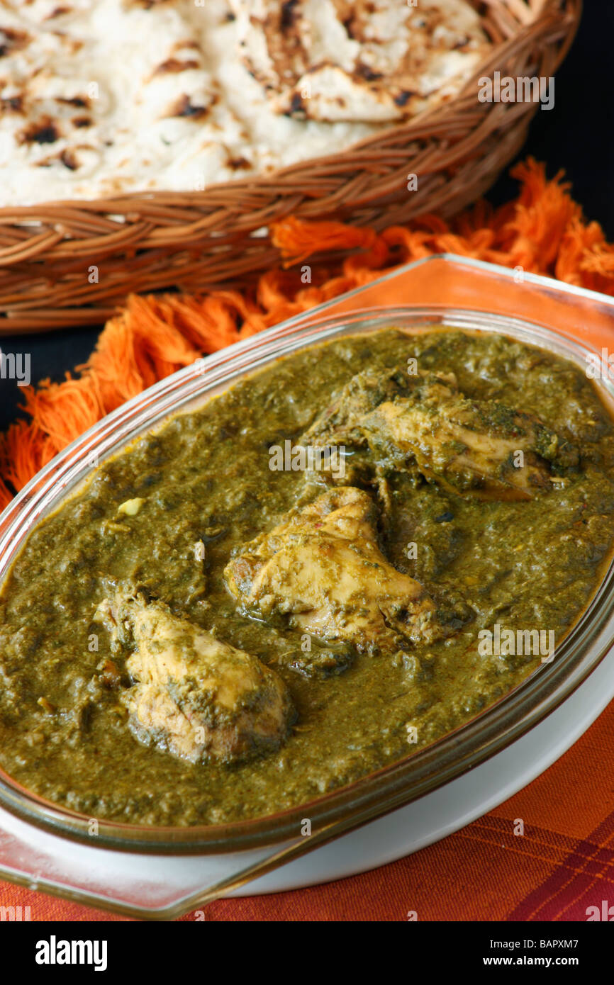 Saag Huhn ist ein Huhn wird vom Kochen mit Spinat zusammen mit indischen Gewürzen zubereitet und serviert mit roti Stockfoto