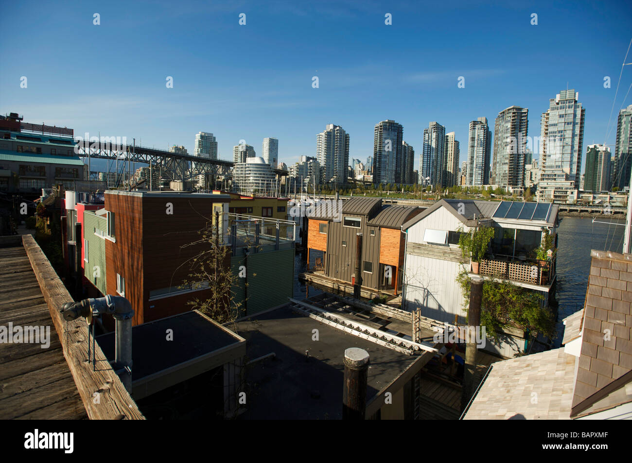 Hausboote in False Creek, wo die Eigentumswohnung Türme von Yaletown im Hintergrund.  Vancouver BC, Kanada Stockfoto