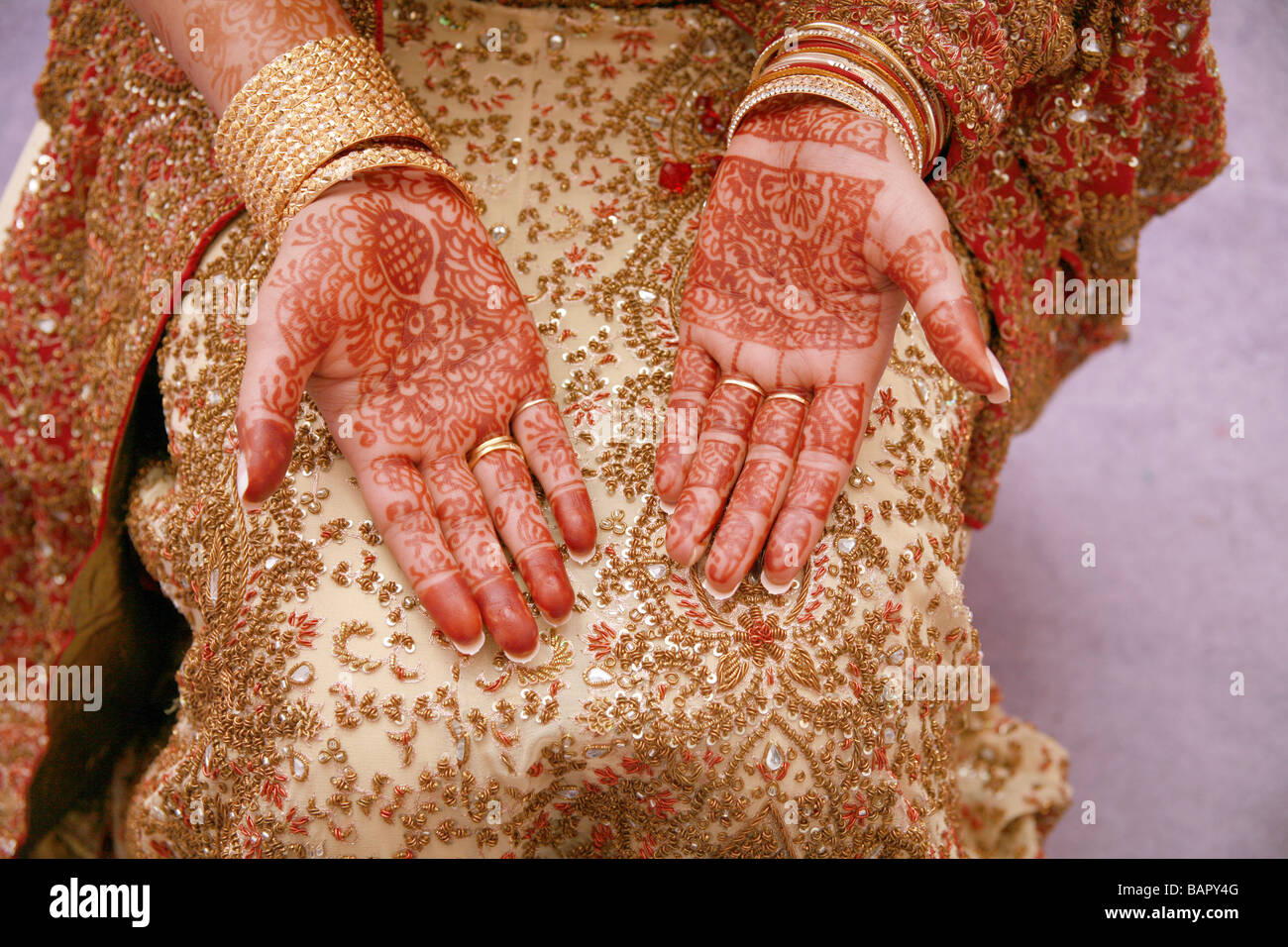 Mehndi Designs auf eine Bräute Hände Stockfoto