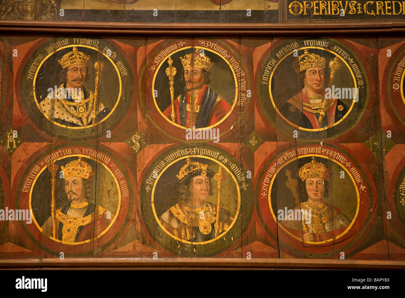 Serie von Porträts der englischen Könige auf Holztafeln gemalt von Lambert Barnard. Südlichen Querschiff der Kathedrale von Chichester, Sussex, UK Stockfoto