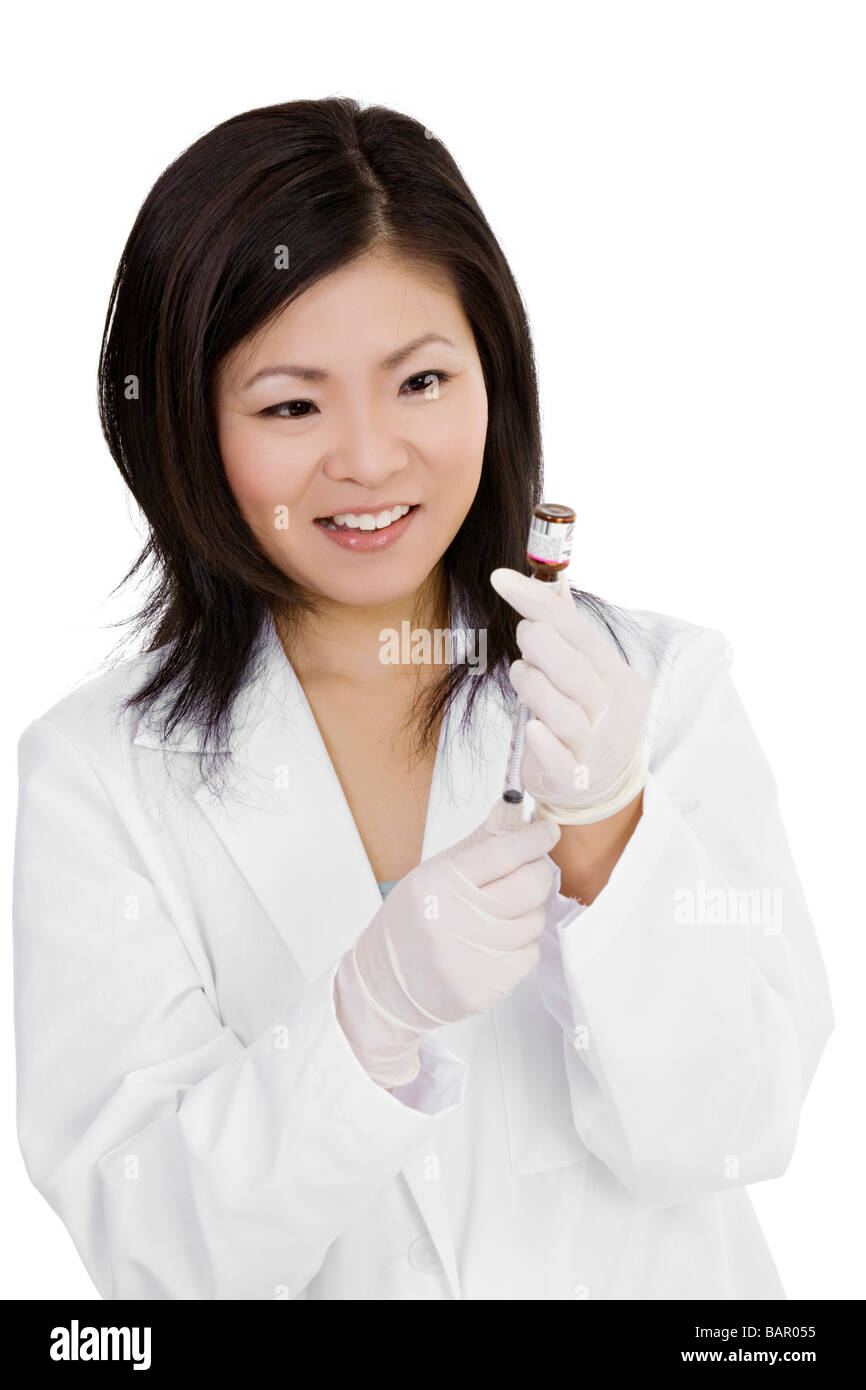 Schöne asiatische Arzt oder eine Krankenschwester, die Vorbereitung einer Impfung Stockfoto